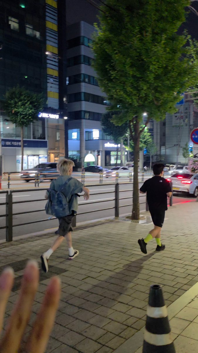 kookoo__25's tweet photo. 아까 헬로라이브 영통 끝나고 혼자 택시 잡아서 퇴근하는 성민이 봄
회사 가서 편집 하려나 진짜 택시 왔다며 건물에서 나오자마자 바로 뛰어가셨엌ㅋㅋㅋㅋㅋ https://t.co/bUvWRVDAu6