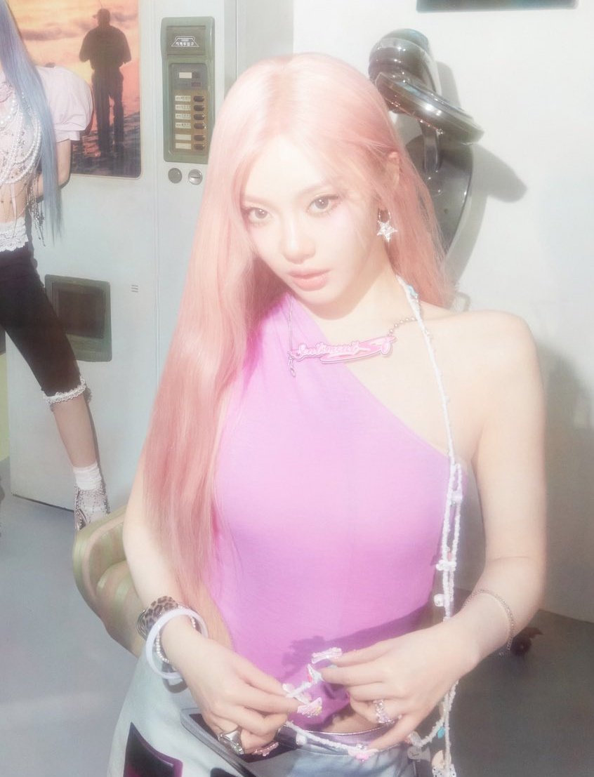 ningx2pics's tweet photo. PINK HAIR NINGNING https://t.co/oqkWUKpqGL