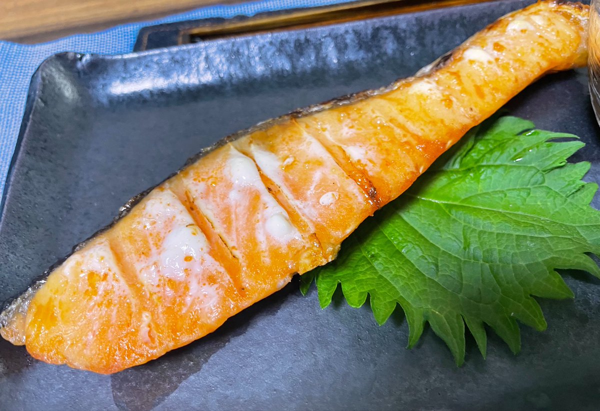 Tomo_Mrk3B01's tweet photo. Hmm. Grilled salmon set meal for #dinner tonight, which is good combination in color, taste & nutrition😋
Today’s new prep meal, Japanese omelette show its presence on the black plate as well! Okay. Then, let’s eat!
#cookingathome
#おうちごはん
#twinglish
#Twitter家庭料理 https://t.co/XBapdDYkYZ