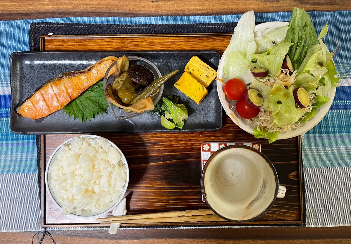 Tomo_Mrk3B01's tweet photo. Hmm. Grilled salmon set meal for #dinner tonight, which is good combination in color, taste & nutrition😋
Today’s new prep meal, Japanese omelette show its presence on the black plate as well! Okay. Then, let’s eat!
#cookingathome
#おうちごはん
#twinglish
#Twitter家庭料理 https://t.co/XBapdDYkYZ