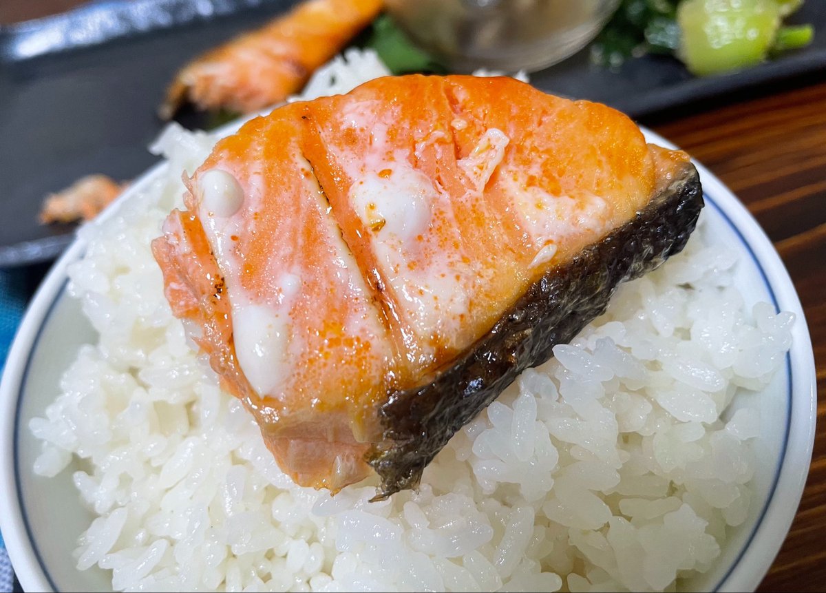 Tomo_Mrk3B01's tweet photo. Hmm. Grilled salmon set meal for #dinner tonight, which is good combination in color, taste & nutrition😋
Today’s new prep meal, Japanese omelette show its presence on the black plate as well! Okay. Then, let’s eat!
#cookingathome
#おうちごはん
#twinglish
#Twitter家庭料理 https://t.co/XBapdDYkYZ