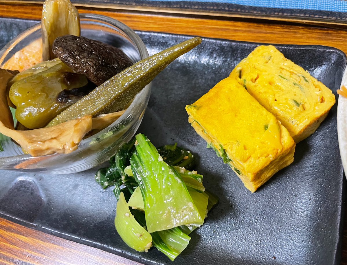 Tomo_Mrk3B01's tweet photo. Hmm. Grilled salmon set meal for #dinner tonight, which is good combination in color, taste & nutrition😋
Today’s new prep meal, Japanese omelette show its presence on the black plate as well! Okay. Then, let’s eat!
#cookingathome
#おうちごはん
#twinglish
#Twitter家庭料理 https://t.co/XBapdDYkYZ
