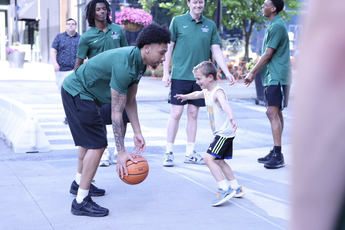 CSU_Athletics's tweet photo. Opened up the ‘26 Summer slate of 𝗛𝗼𝗼𝗽𝘀 &amp; 𝗦𝗰𝗼𝗼𝗽𝘀 with @MitchellsCleve last night🍦

Next Stop 🔀 Avon {July 7} https://t.co/mHCxxV4aWr