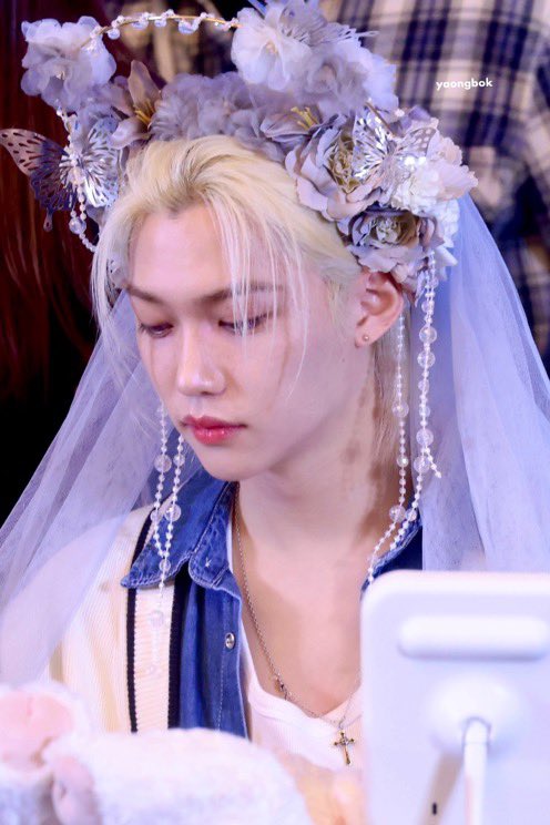 rebirthspiritXL's tweet photo. I can’t😂, creativity is beyond my imagination 😂congrats🎉🎊but I think it should be opposite thou bc #FELIX is peoples’ princess
#FelixEffect #animaltwt https://t.co/MOO57t1Jwi