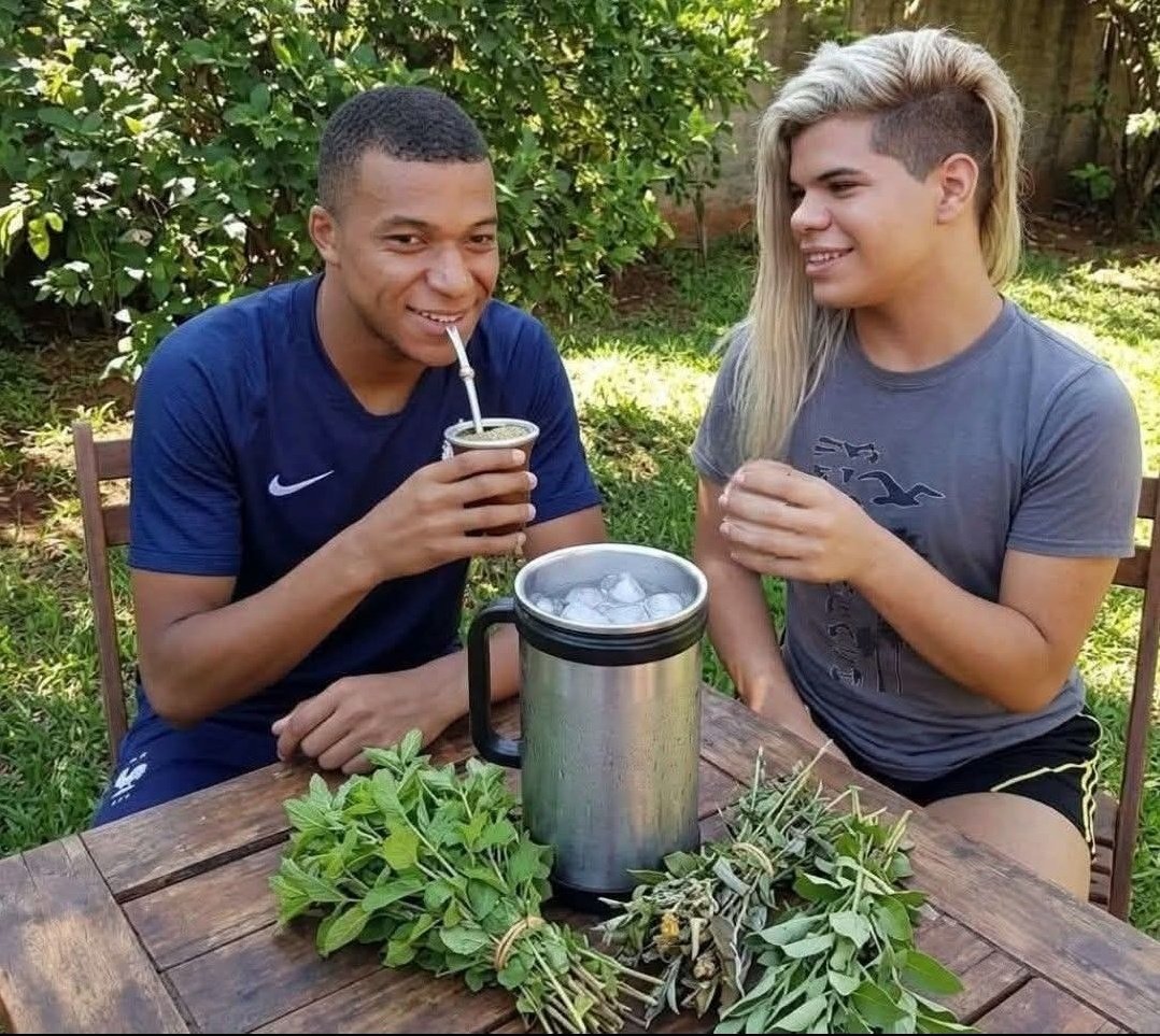 memesfrompar's tweet photo. Paraguay tiene su arma secreta para parar a Kylian Mbappé https://t.co/vIlOFleTAt