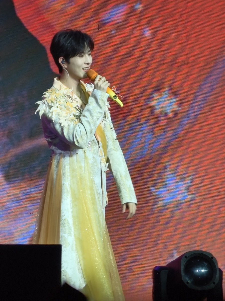viewprayer's tweet photo. เมนพี่ชิวรู้ดีในศักยภาพของพี่ชิว
ไม่ว่าจะยอดขาย ยอดบั้ม ยอดคอมเม้น ยอดไลค์ ใดๆ
เมนพี่ชิวซัพหมด ไม่ให้น้อยหน้าใคร
รู้อยู่แก่ใจว่าโดนค่าย hole แค่ไหน เอาเปรียบยังไง
การเรียกร้องไม่ใช่ว่าไม่เคยเกิดขึ้น มันมีมาตลอดนั้นแหละ
แต่ค่ายมันเคยให้แสงไหมล่ะ ฟค ซัพแค่ไหน ทำยอดได้เท่าไหร่
ค่ายยังคงทำเป็นตาบอดมองไม่เห็น พี่ชิวเจออะไรมาบ้าง
มันเยอะมากๆ แต่ค่ายไม่เคยรีแอคอะไรเลย
จากที่เคยมีความหวังว่าค่ายจะทำอะไรบ้าง มันไม่มีแล้วอ่ะ
คือตอนนี้อาซิงยังหวังพึ่งได้มากกว่าค่ายอีก
เมนพี่ชิวรู้ทุกอย่าง เห็นทุกอย่าง ไม่เข้าใจอะไรเลย แต่ทำได้แค่นี้
เรียกร้องไป อะไรไปก็เหมือนคุยกับกำแพง ได้แต่บอกเขาในคอมเม้นว่าเรารักและซัพพอร์ตเขาอยู่นะ ไม่หายไปไหน ตั้งใจทำในสิ่งที่อยากทำได้เลย เจอรี่ซัพพอร์ตเสมอ ขอแค่พี่ชิวมีความสุขก็พอ🥰✌🏻