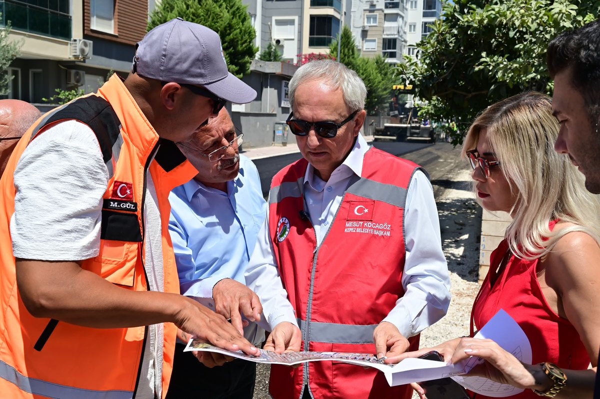 mesutkocagoztr's tweet photo. Altyapısı tamamlanan mahallelerimizde sıcak asfalt çalışmalarımızı sürdürüyoruz. 

Şafak Mahallemizde, 10 adet sokağımızın asfaltını yenilemeye başladık. 26 bin m² alanda 5 bin ton sıcak asfalt uygulaması yapıyoruz. 

Çalışmalar tamamlandığında, mahallemiz modern yolları ile konforlu bir hale gelecek. Semtimize hayırlı olsun.