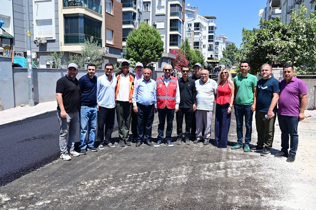mesutkocagoztr's tweet photo. Altyapısı tamamlanan mahallelerimizde sıcak asfalt çalışmalarımızı sürdürüyoruz. 

Şafak Mahallemizde, 10 adet sokağımızın asfaltını yenilemeye başladık. 26 bin m² alanda 5 bin ton sıcak asfalt uygulaması yapıyoruz. 

Çalışmalar tamamlandığında, mahallemiz modern yolları ile konforlu bir hale gelecek. Semtimize hayırlı olsun.