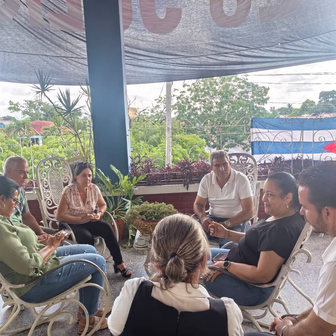 ManuelMilian9's tweet photo. Acompañamos a la Ministra de Comunicaciones, @MayraArevich, durante su visita al municipio de #ConsolaciónDelSur.
​En este recorrido, conoció de primera mano el funcionamiento del sistema fotovoltaico instalado en la planta principal de @ETECSA_Cuba en dicho territorio 🇨🇺🌱 https://t.co/bAh4VzCEna