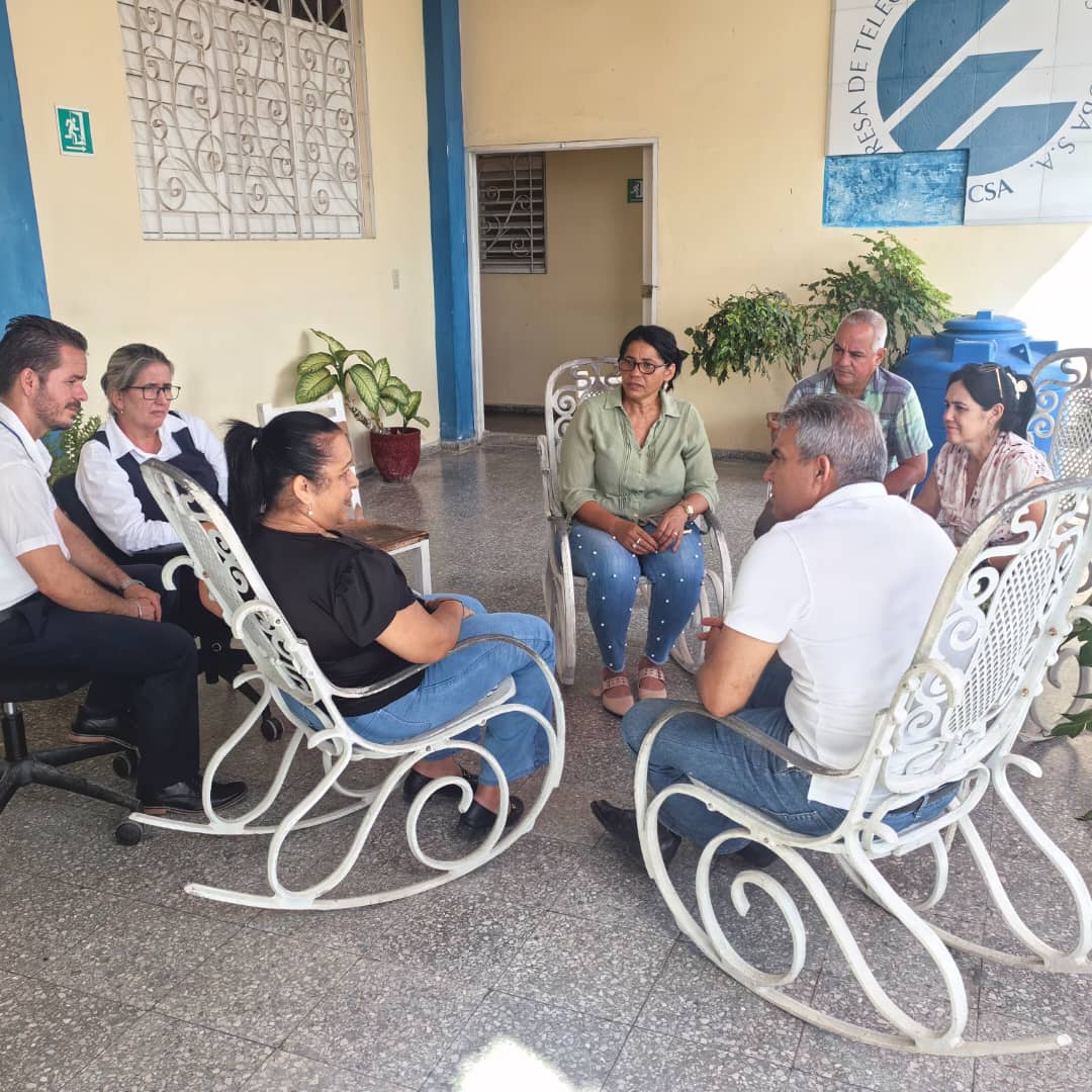 ManuelMilian9's tweet photo. Acompañamos a la Ministra de Comunicaciones, @MayraArevich, durante su visita al municipio de #ConsolaciónDelSur.
​En este recorrido, conoció de primera mano el funcionamiento del sistema fotovoltaico instalado en la planta principal de @ETECSA_Cuba en dicho territorio 🇨🇺🌱 https://t.co/bAh4VzCEna