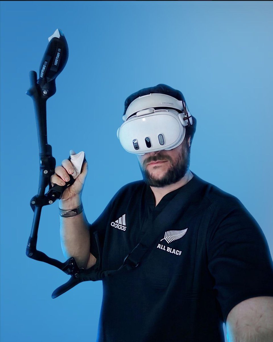 ProTubeVR's tweet photo. Le bon @TechnoidFR avec son bon MagTube 🤩 

Si vous suivez l'actu de la réalité virtuelle, vous connaissez surement sa chaîne : des crash-tests ultra-poussés, des reviews sans langue de bois et une quête permanente de l'immersion ultime.

Avoir la validation d'un passionné et d'un gamer aussi exigeant, c'est la meilleure récompense pour nos équipements ! 

Un immense merci à lui pour la confiance et pour faire briller le savoir-faire et l'innovation française dans le monde de la VR de manière plus générale !