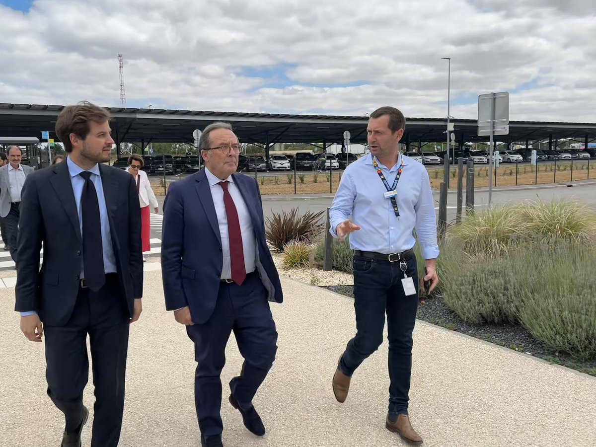 pierre_bedier's tweet photo. Dans le canton de Rambouillet, aux côtés des conseillers départementaux Clarisse Demont et Geoffroy Bax de Keating. Visite de la plus grande plateforme logistique de @lidlfrance installée à Ablis. #LeDépartementEtVous https://t.co/OkQUuQEzYb