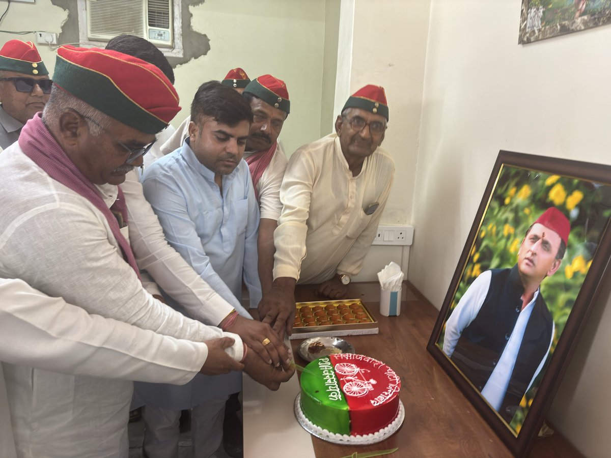 Samajwadi_mpi's tweet photo. जनपद मैनपुरी में विभिन्न कार्यक्रमों में पहुँचे लोकप्रिय जनप्रिय विधायक श्री तेजप्रताप सिंह यादव जी ने मा. राष्ट्रीय अध्यक्ष जी के जन्मदिन पर नेताओं व कार्यकर्ताओं के साथ केक काटकर व वृक्षारोपण कर उनके दीर्घायु की कामना की ! https://t.co/SrMfVRYt86