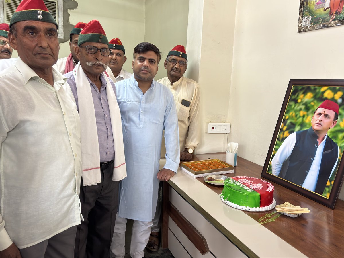 Samajwadi_mpi's tweet photo. जनपद मैनपुरी में विभिन्न कार्यक्रमों में पहुँचे लोकप्रिय जनप्रिय विधायक श्री तेजप्रताप सिंह यादव जी ने मा. राष्ट्रीय अध्यक्ष जी के जन्मदिन पर नेताओं व कार्यकर्ताओं के साथ केक काटकर व वृक्षारोपण कर उनके दीर्घायु की कामना की ! https://t.co/SrMfVRYt86