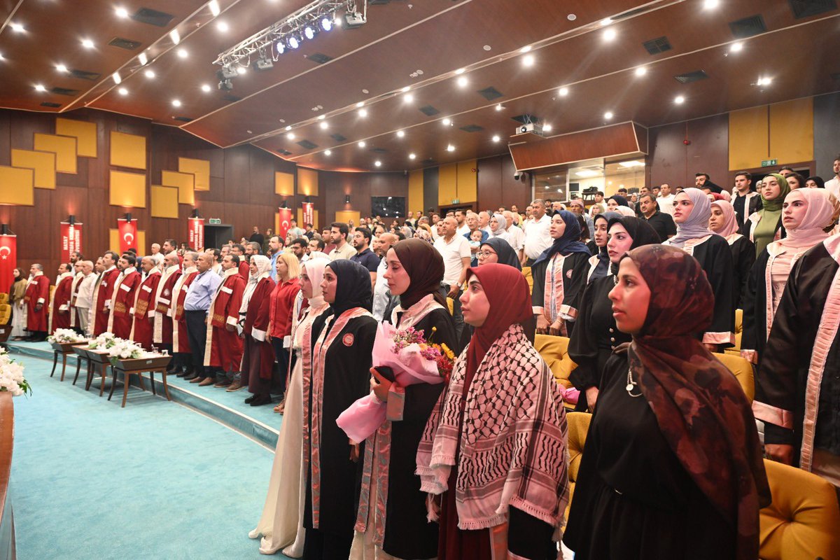 MkuResmi's tweet photo. Fakültemiz 2025-2026 Akademik Yılı Mezuniyet Töreni, Atatürk Konferans Salonu'nda gerçekleştirildi.

Törende konuşan Dekanımız Prof. Dr. Ahmet Öz, mezun olan öğrencileri ve onların yetişmesinde emeği bulunan ailelerini tebrik etti.+ https://t.co/SyBhIlptnK