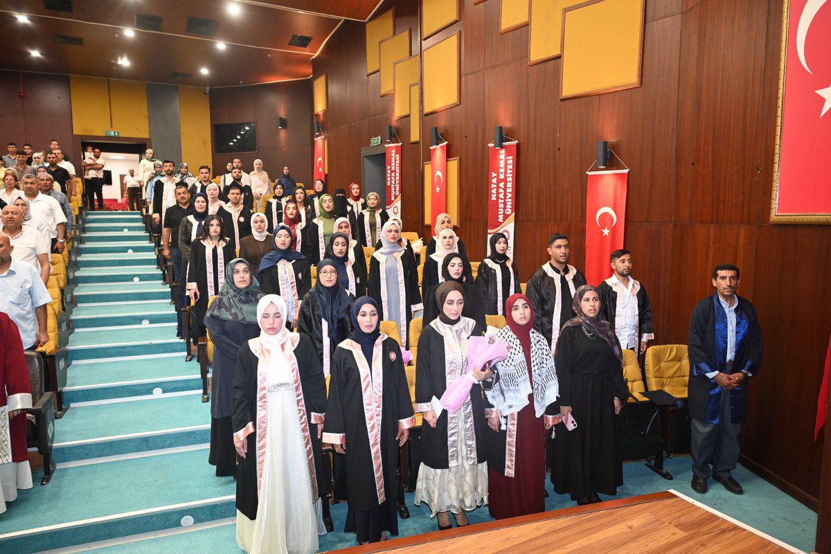 MkuResmi's tweet photo. Fakültemiz 2025-2026 Akademik Yılı Mezuniyet Töreni, Atatürk Konferans Salonu'nda gerçekleştirildi.

Törende konuşan Dekanımız Prof. Dr. Ahmet Öz, mezun olan öğrencileri ve onların yetişmesinde emeği bulunan ailelerini tebrik etti.+ https://t.co/SyBhIlptnK