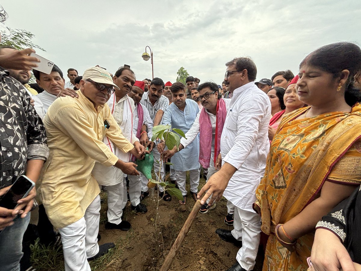 Samajwadi_mpi's tweet photo. जनपद मैनपुरी में विभिन्न कार्यक्रमों में पहुँचे लोकप्रिय जनप्रिय विधायक श्री तेजप्रताप सिंह यादव जी ने मा. राष्ट्रीय अध्यक्ष जी के जन्मदिन पर नेताओं व कार्यकर्ताओं के साथ केक काटकर व वृक्षारोपण कर उनके दीर्घायु की कामना की ! https://t.co/SrMfVRYt86