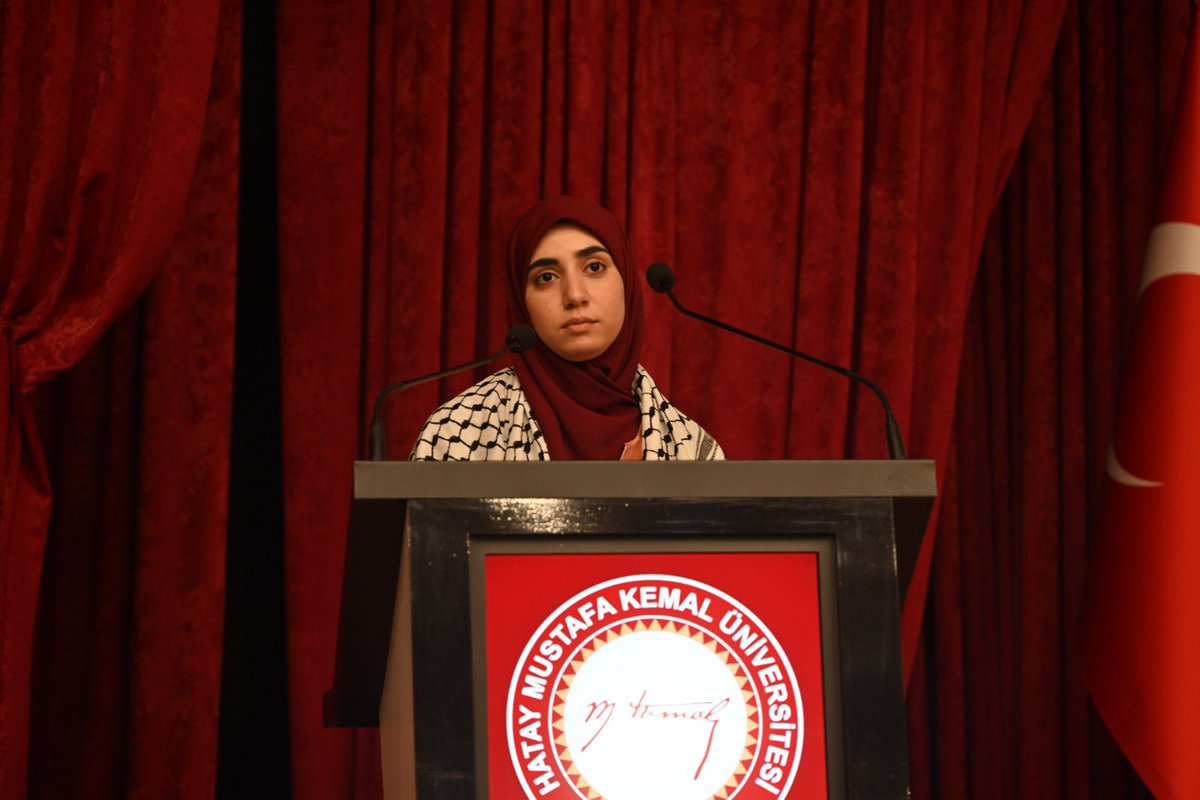 MkuResmi's tweet photo. giren öğrencilere ödülleri takdim edildi. Fakülte birincisi Yasemin Yılmaz'a tam altın, Dekanımız Prof. Dr. Ahmet Öz tarafından takdim edildi. Fakülte ikincisi Ali Demiryürek'e yarım altın, Dekan Yardımcımız Doç. Dr. Recep Bilgin tarafından hediye edildi. Fakülte üçüncüsü Rabia+ https://t.co/I16heGAa0T