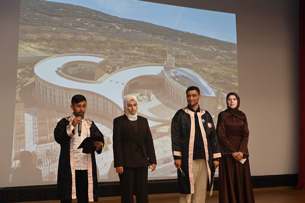 MkuResmi's tweet photo. Bağış'a ise çeyrek altın, Dekan Yardımcımız Dr. Öğr. Üyesi Yusuf Kenan Atılgan tarafından takdim edildi.

Tören, mezuniyet belgelerinin verilmesi ve kep atma heyecanıyla sona erdi. https://t.co/HXQkDXhXcE
