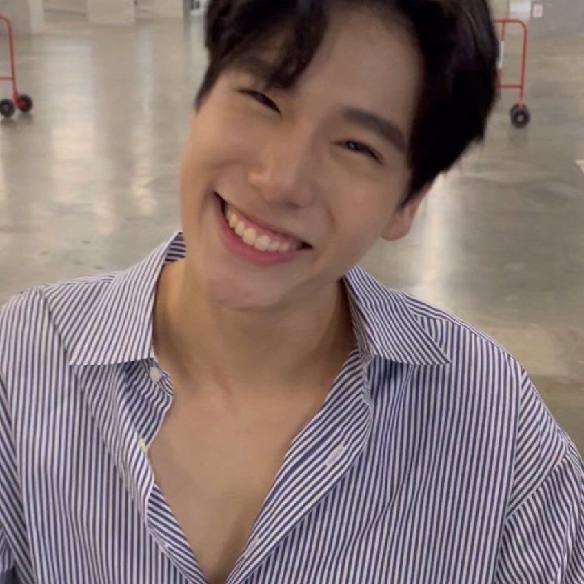 chouxcheese's tweet photo. น้องภูวินยิ้มหวานมาโดยตลอดตั้งแต่เด็กจนโตเลย ยิ้มหวานฟันกาตุ่ยแถมตาสระอิอีก ขี้โกงมาก https://t.co/GGwj5Kd1Db