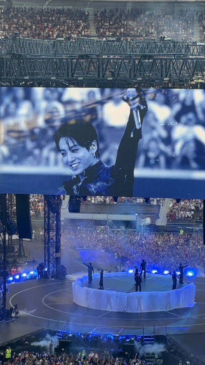 ggogiari's tweet photo. ola, me vengo a pasar a dejar unas fotos de jungkook en bts en Madrid 💗 https://t.co/r9sDGJ0WBx