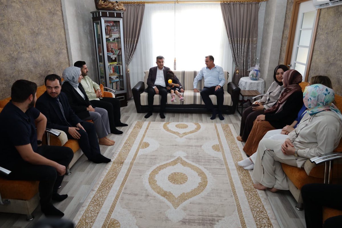 milhamigunbegi's tweet photo. Çocuklarımızın güvenle tutunduğu el, yarınlara uzanan en kıymetli gönül köprüleridir.

İl Kadın Kolları Başkanımız @ZehraAy063, İl Gençlik Kolları Başkanvekilimiz Salih Gündüz ve il yönetim kurulumuzla birlikte Koruyucu Aile Haftası Dolayısıyla Giden ailesini ziyaret ettik, hasbihal ettik, gönül sohbetlerine ortak olduk.

Şefkatiyle yuva olan, sevgisiyle umut büyüten koruyucu ailelerimiz evlatlarımızın kalbine güven, hayatına yön, geleceğine ise umut olan çok kıymetli gönül insanlarıdır. Tüm koruyucu ailelerimize teşekkür ediyorum.

#KoryucuAilem #Aile 
@RTErdogan @EmineErdogan @Akparti @abuyukgumus @acarfaruka @drbetulsayan @hakanaksu058 @farukaytek