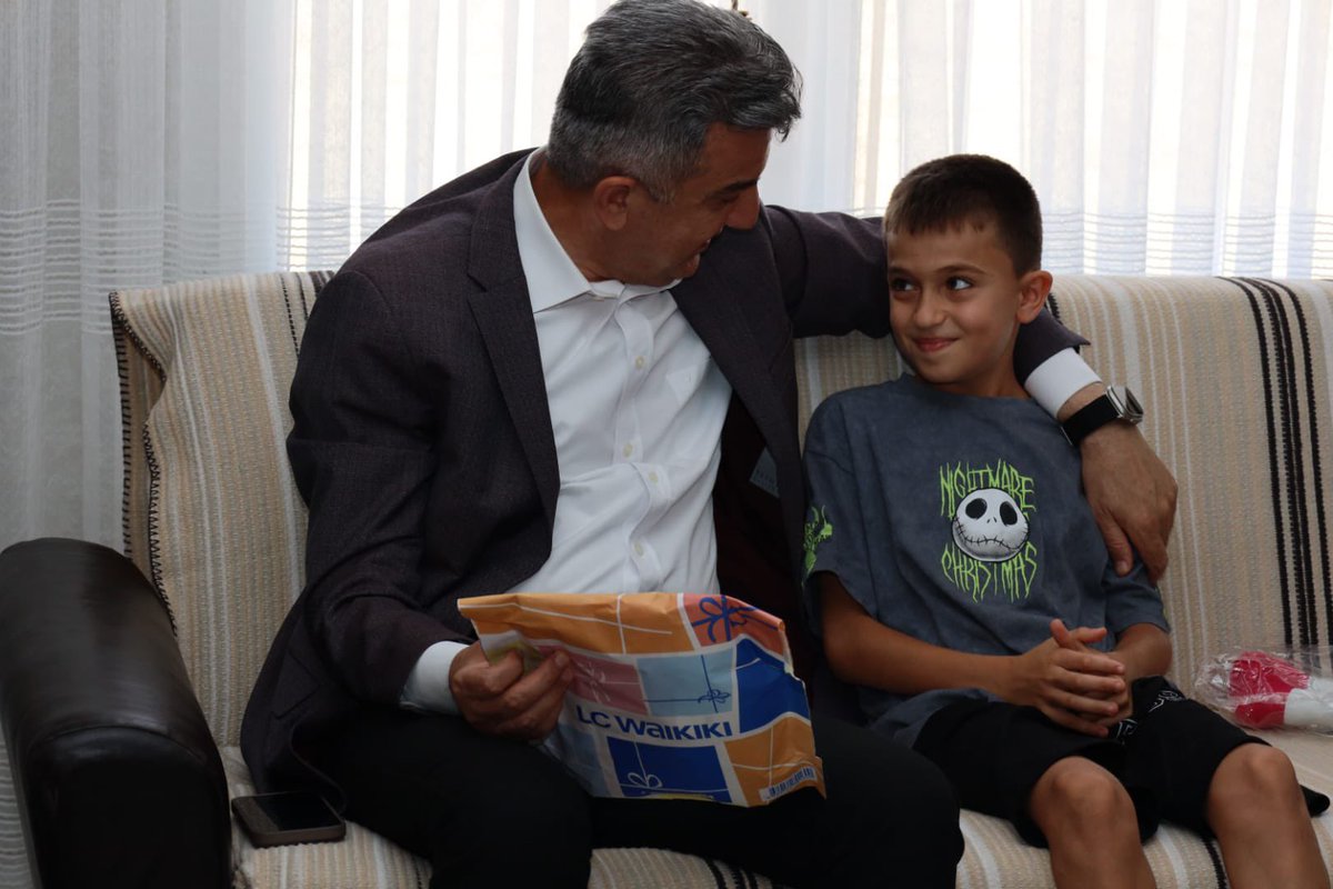 milhamigunbegi's tweet photo. Çocuklarımızın güvenle tutunduğu el, yarınlara uzanan en kıymetli gönül köprüleridir.

İl Kadın Kolları Başkanımız @ZehraAy063, İl Gençlik Kolları Başkanvekilimiz Salih Gündüz ve il yönetim kurulumuzla birlikte Koruyucu Aile Haftası Dolayısıyla Giden ailesini ziyaret ettik, hasbihal ettik, gönül sohbetlerine ortak olduk.

Şefkatiyle yuva olan, sevgisiyle umut büyüten koruyucu ailelerimiz evlatlarımızın kalbine güven, hayatına yön, geleceğine ise umut olan çok kıymetli gönül insanlarıdır. Tüm koruyucu ailelerimize teşekkür ediyorum.

#KoryucuAilem #Aile 
@RTErdogan @EmineErdogan @Akparti @abuyukgumus @acarfaruka @drbetulsayan @hakanaksu058 @farukaytek