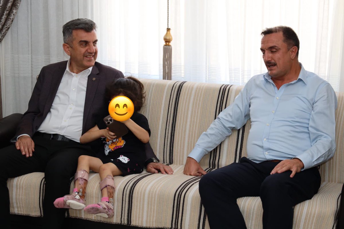 milhamigunbegi's tweet photo. Çocuklarımızın güvenle tutunduğu el, yarınlara uzanan en kıymetli gönül köprüleridir.

İl Kadın Kolları Başkanımız @ZehraAy063, İl Gençlik Kolları Başkanvekilimiz Salih Gündüz ve il yönetim kurulumuzla birlikte Koruyucu Aile Haftası Dolayısıyla Giden ailesini ziyaret ettik, hasbihal ettik, gönül sohbetlerine ortak olduk.

Şefkatiyle yuva olan, sevgisiyle umut büyüten koruyucu ailelerimiz evlatlarımızın kalbine güven, hayatına yön, geleceğine ise umut olan çok kıymetli gönül insanlarıdır. Tüm koruyucu ailelerimize teşekkür ediyorum.

#KoryucuAilem #Aile 
@RTErdogan @EmineErdogan @Akparti @abuyukgumus @acarfaruka @drbetulsayan @hakanaksu058 @farukaytek