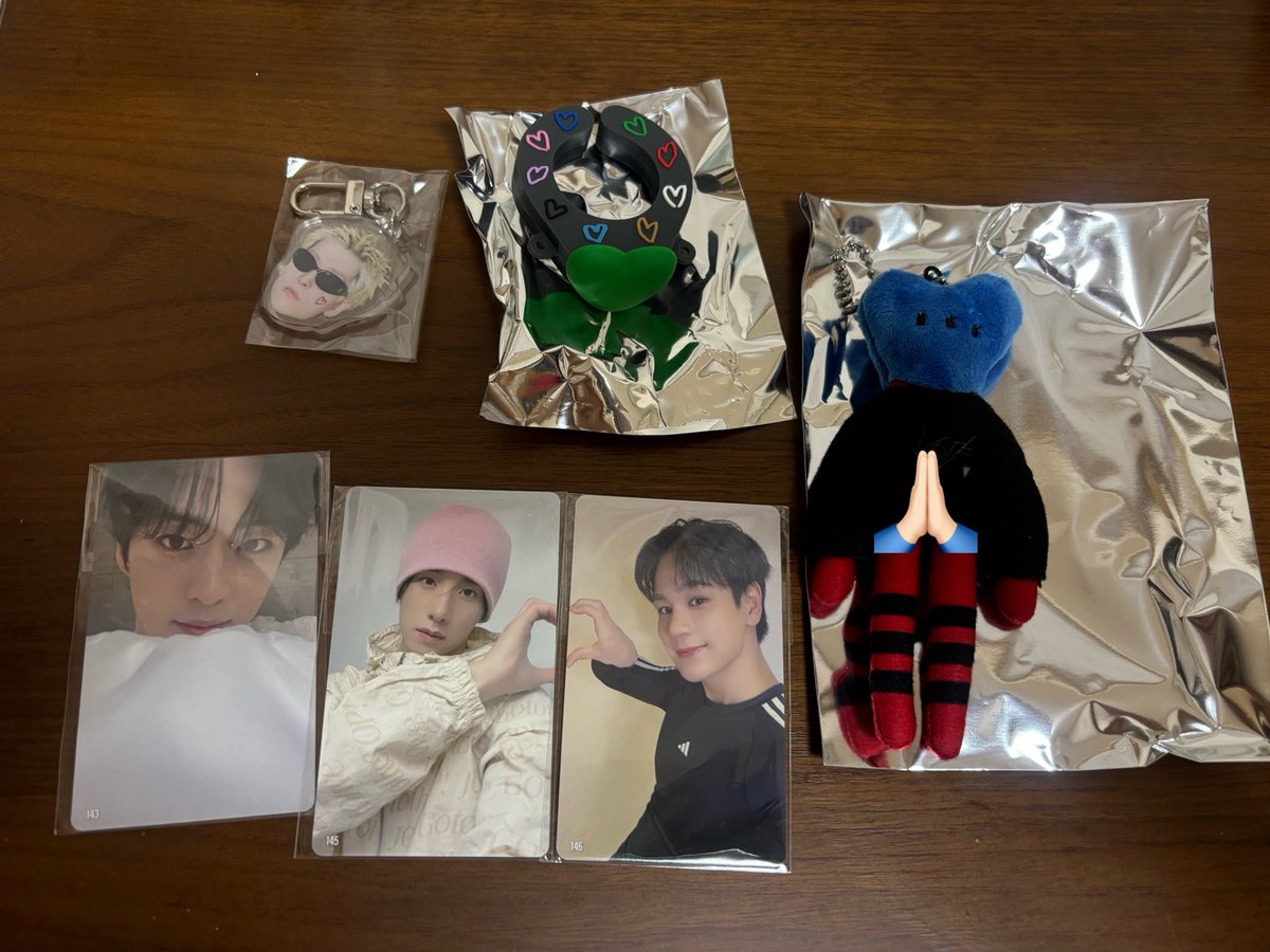 e_w94e's tweet photo. JO1 JO1DER SHOW 2026 EIEN 永縁 交換

【譲】
①運命の推し箱 ペンライトアクセサリー
與那城 ×2

②トレカ
與那城、川尻、河野、佐藤、金城、豆原、ユニット 

③ガチャ
写真3枚目、金城顔面アクキー

【求】
写真4枚目

7/5オフラor7/19ナゴヤドーム手渡し＞郵送希望です。

お願いいたします🙇🏻 https://t.co/B6AXgQbvoe