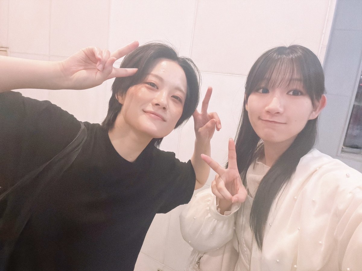 __aaaaayu__'s tweet photo. #舞台らん 『月の谷、赤い石』を観劇してきました✨
上演時間の長さを感じないほどすごく引き込まれ、こういうお話大好きで ぜひ『らん』も見たいなって思ったけどもう叶わず🙈
原作の方読んでみよう！と思った帰り道なのでした➰👊🏻

そしてひさしぶりになえちと一緒に写真撮った！おつかれだよ〜 https://t.co/xEsgDsj7c6