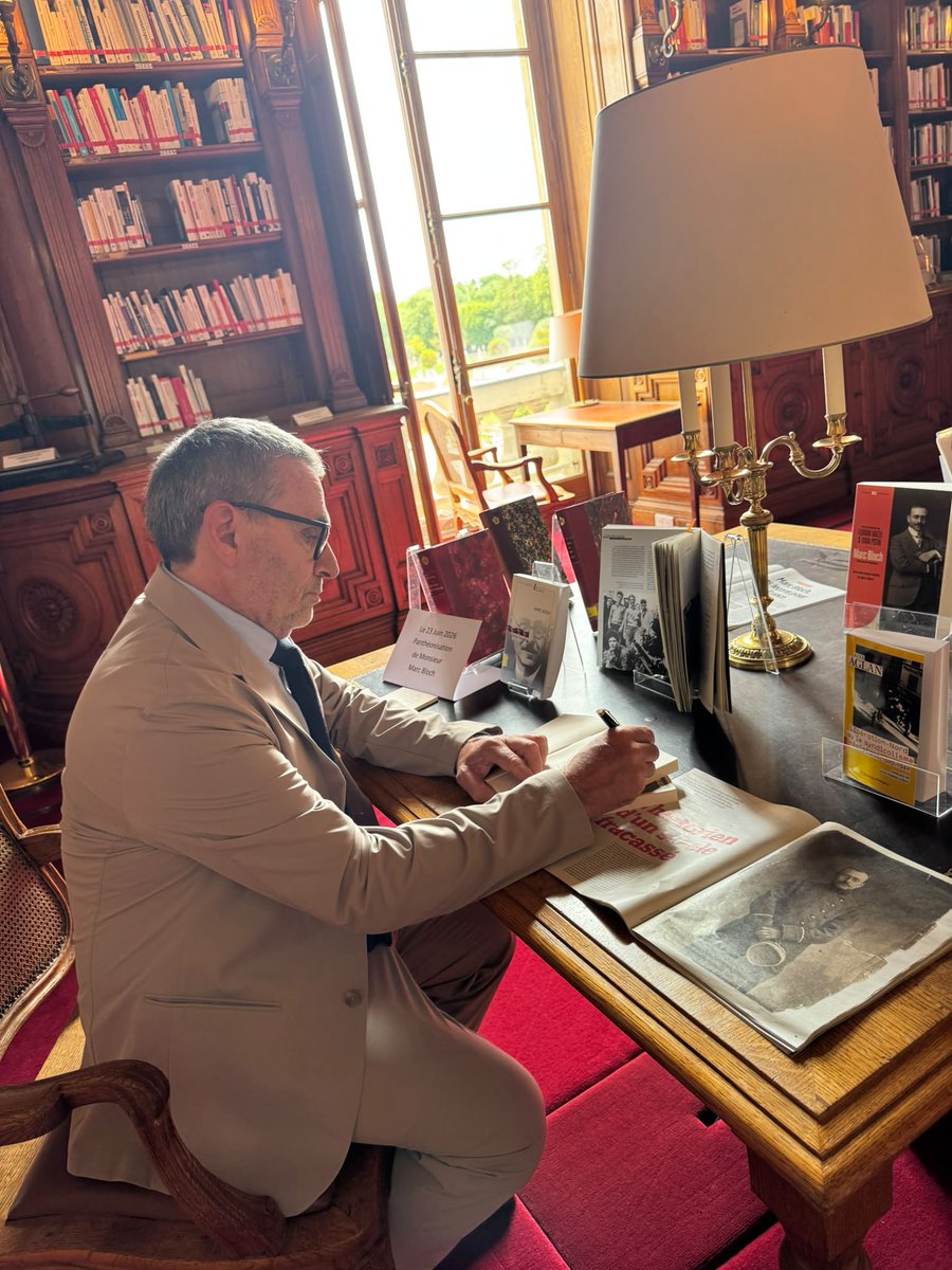 guybirenbaum's tweet photo. Il y a des moments qu’il faut partager largement. J’ai eu la fierté, aujourd’hui, de voir le livre de mon père « 16 ans, résistant » (@EditionsStock/@livredepoche ) et le mien « La vie devant moi » (@Ed_Flammarion) entrer officiellement à la bibliothèque du @Senat.
Je dois cet immense Honneur à la sénatrice @senateur61. 
Qu'elle en soit remerciée au nom de tous les miens. 
Permettre à l’histoire un peu folle de ma famille d’être accessible dans cette institution majeure de notre République n’est pas un petit geste. 
Si quelqu’un avait prédit à mes quatre grands-parents, ces petits juifs, tous partis de Pologne, il y a un peu plus d’un siècle, que leurs parcours, comme ceux de leurs enfants, figureraient dans des livres, dans une telle bibliothèque, ils ne l’auraient jamais cru. 
Les deux itinéraires, celui de l’adolescente cachée, Tauba #akamaman et celui du jeune résistant, Robert/Guy #akapapa, sont désormais présents au cœur de la République. 
Merci pour eux. 
Et une pensée pour tous ceux qui ont perdu la vie pendant ces années terribles. Il n’est pas anodin de dédicacer ces deux livres sous le regard bienveillant de Marc Bloch. #sénat#histoire #resistance