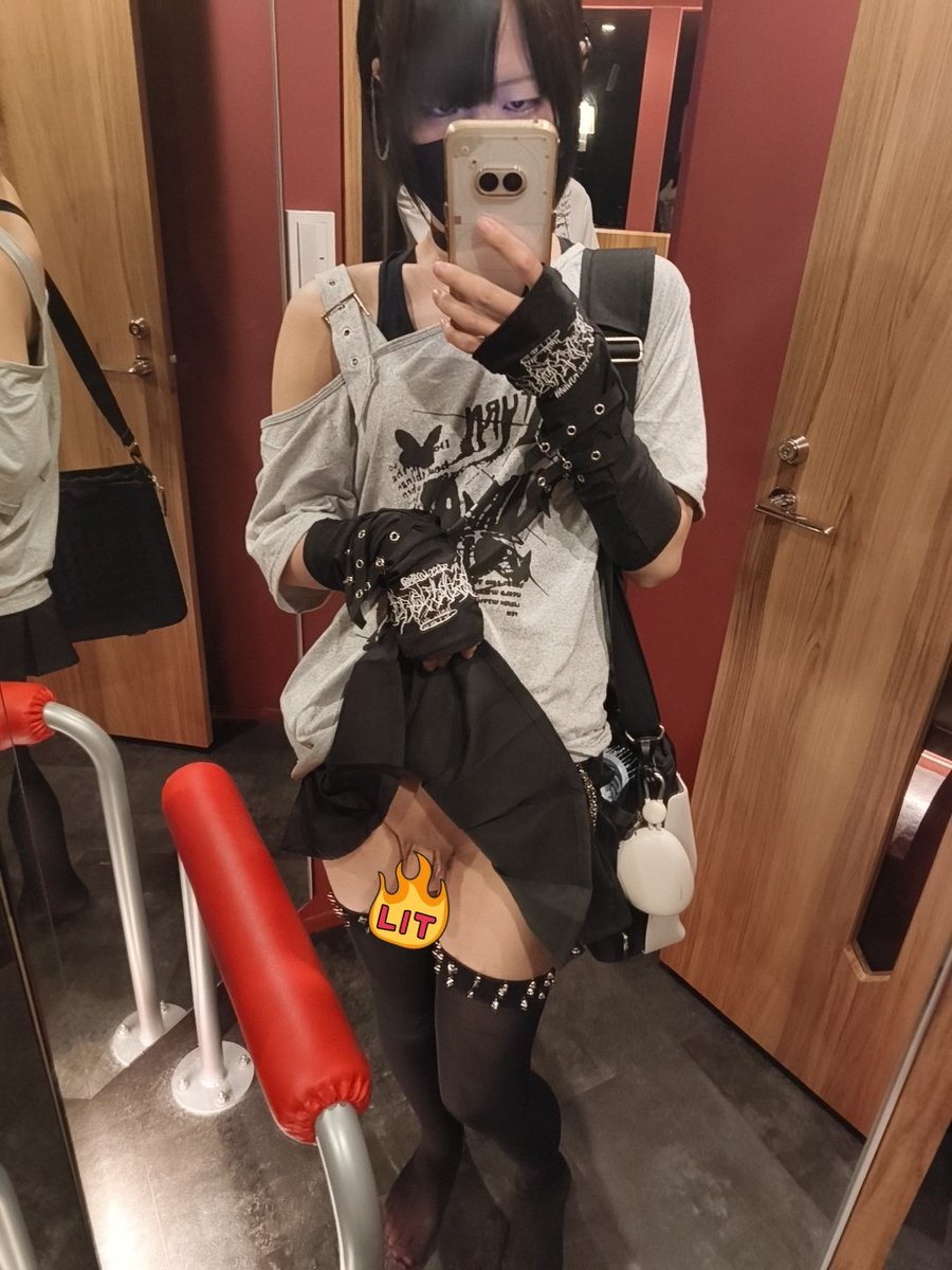 i_ka0829's tweet photo. そういえばメス男子撮影の前にこの状態(ノーパン)でコンビニに買い出し行かされる羞恥プレイさせられた……

警備員のおっちゃんが隣に並んだ時死ぬほどドキドキしてヤバかった………♡ https://t.co/7jf64UYT8k