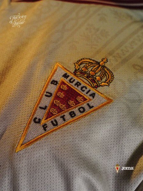 MurciaConLimon's tweet photo. Salir de Adidas ha sido la mejor jugada Del Real Murcia en años: 

Joma:
- camisetas personalizadas.
- escudo bordado.

Adidas: 
- camiseta de 15€ en el Amazon con pegatinas. https://t.co/pjovRm41BV