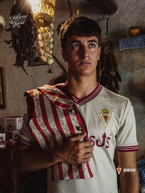 MurciaConLimon's tweet photo. Salir de Adidas ha sido la mejor jugada Del Real Murcia en años: 

Joma:
- camisetas personalizadas.
- escudo bordado.

Adidas: 
- camiseta de 15€ en el Amazon con pegatinas. https://t.co/pjovRm41BV