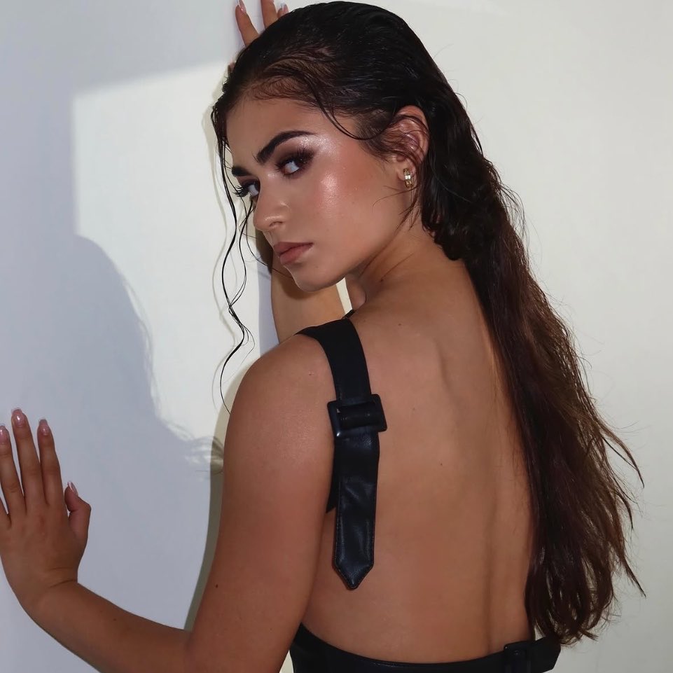 OliviazBored's tweet photo. adeliya is so gorg omg https://t.co/R8ORmgAah0