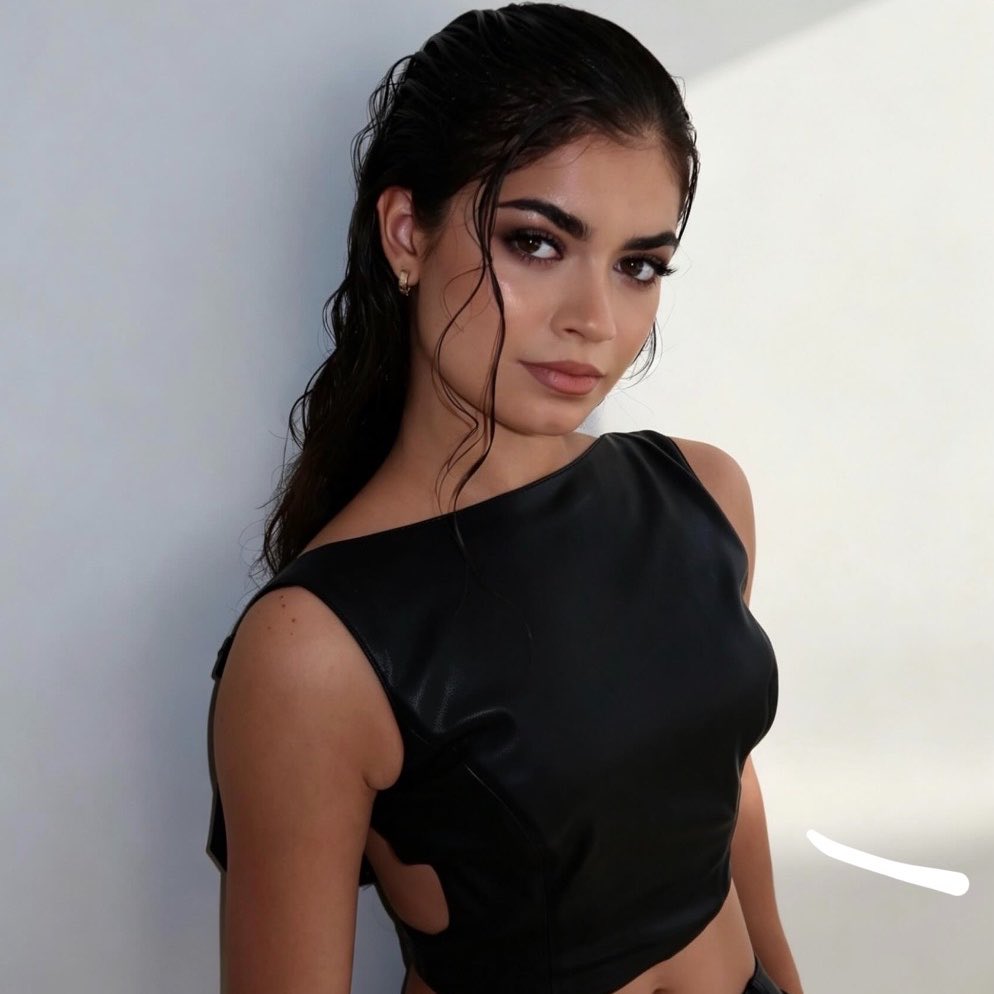 OliviazBored's tweet photo. adeliya is so gorg omg https://t.co/R8ORmgAah0