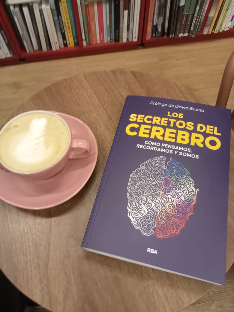 IsaRey04's tweet photo. Salute! Buenas gentes 📚☕ https://t.co/Fj2KOGBI6C