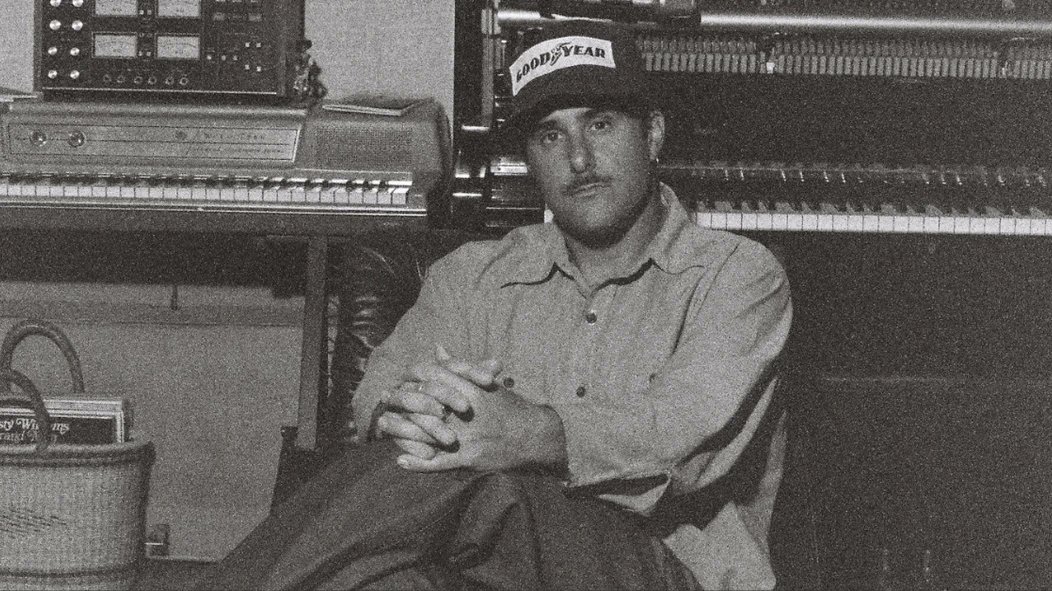 paramorebrasil's tweet photo. Nova foto e entrevista de Zac Farro para a Alternative Press, sobre o lançamento da versão ao vivo do álbum Operator: 

"Levar Operator para os palcos foi uma parte fundamental de compartilhar esse álbum para mim. Eu queria que cada momento do disco brilhasse. Não há nada como a experiência de músicos dividindo o palco e de ouvir o que cada performance individual acrescenta ao espetáculo. 

Este disco é a primeira vez em que eu realmente sinto que sou eu mesmo. Eu sei que isso soa estranho, porque já fiz muita música, mas é a primeira vez que ouço um trabalho meu e não penso: 'Nossa, odeio como minha voz soa aqui. Por que usamos essa parte de guitarra?'. 

E eu estava em um momento da minha vida em que tomava decisões calmas, conscientes e acertadas, além de finalmente me colocar como prioridade, algo que eu não costumava fazer. Eu simplesmente passava por cima das coisas ou estendia o tapete vermelho para todo mundo com quem trabalhava. Quando se tratava do meu próprio trabalho, eu pensava: 'Ah, está bom o suficiente. Por que eu deveria me dar esse cuidado? Melhor cuidar de qualquer outra pessoa.'"