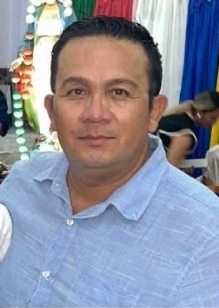 HalloweenSalem2's tweet photo. Ahí tienen su país en paz de la mitomana @Claudiashein, el periodista Marcos Ramos director del medio digital Real Cintalapa fue atacado a balazos en Cintalapa Chiapas, fue agredido durante la trasmisión de los festejos de ayer por la noche. 

https://t.co/GAC0cULWVr https://t.co/MLQfCXHEgJ