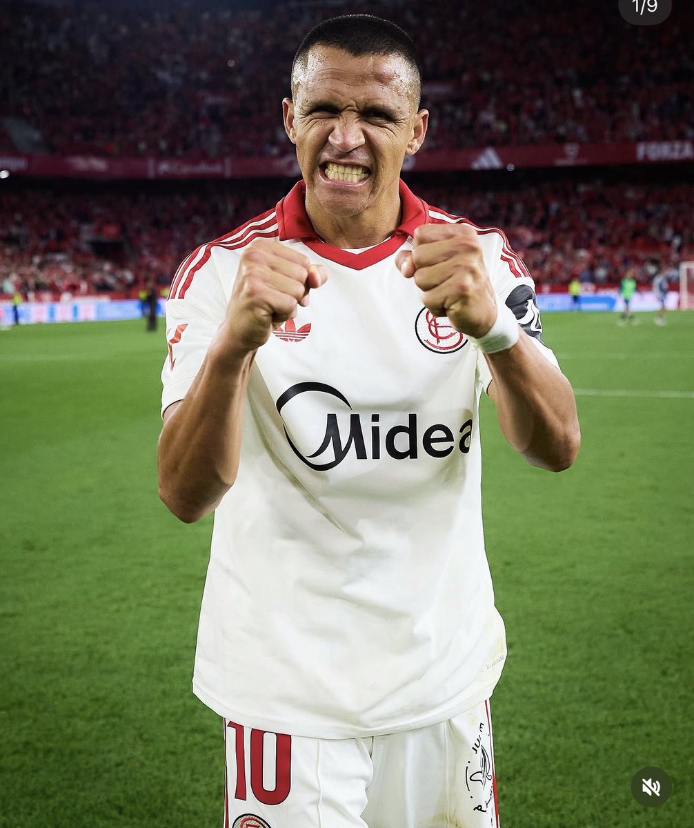 TaglePapi's tweet photo. 🚨 @Cruzados movió ficha por Alexis Sánchez. El club ya se comunicó con Fernando Felicevich y puso sobre la mesa un contrato por un año, con un sueldo de US$1,5 millones. El tocopillano mira la propuesta con interés. #LosCruzados https://t.co/mHiE1xDalc