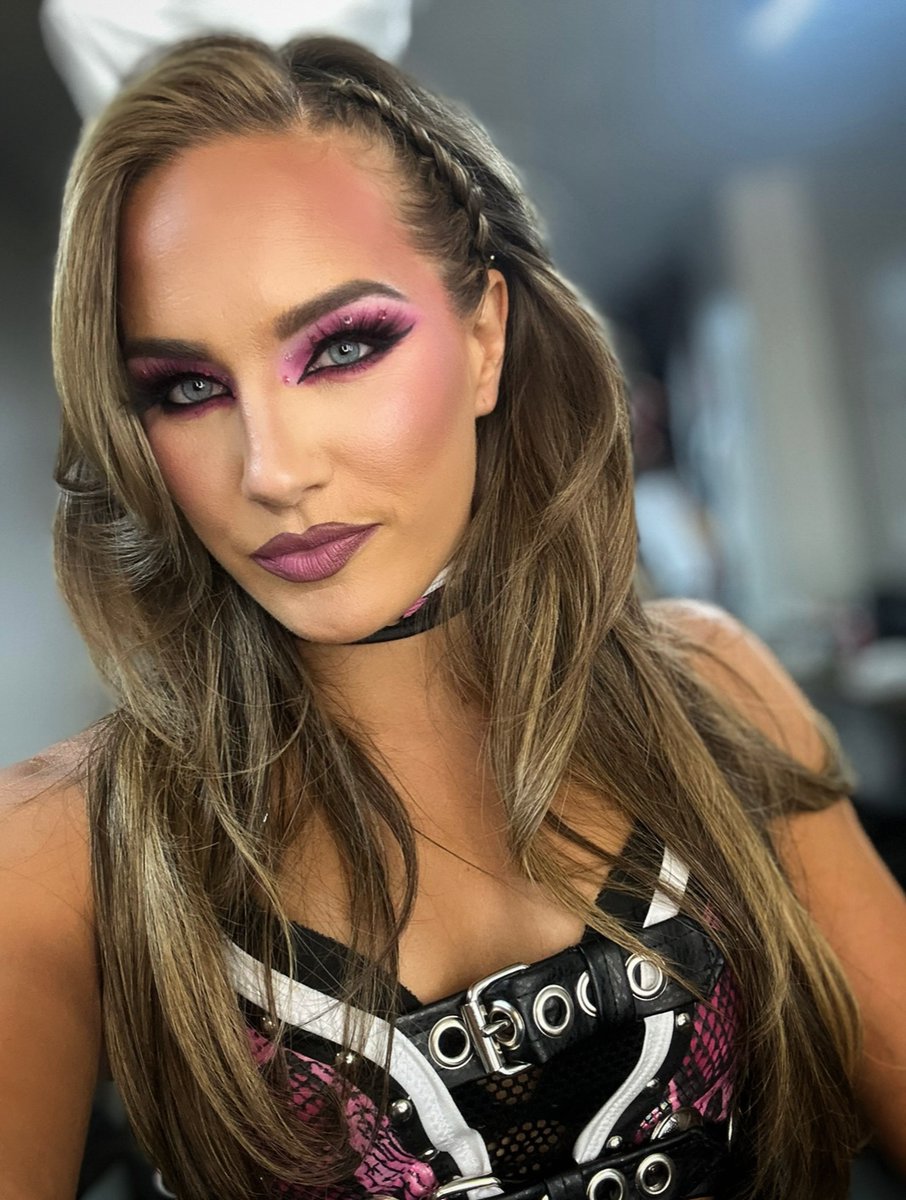 TIMWrestling's tweet photo. Fallon Henley reveló que estuvo a punto de rechazar la oportunidad que finalmente la llevó a firmar con WWE en 2021, debido al difícil momento personal que atravesaba tras la muerte de una de sus hermanas.

Contó que ese año una de sus hermanas falleció de forma inesperada después de que todos sus órganos dejaran de funcionar. La tragedia dejó huérfanos a sus tres hijos, ya que también habían perdido a su padre uno o dos años antes.

Fallon decidió hacerse cargo de dos de sus sobrinos adolescentes, quienes se mudaron con ella a su pequeño departamento de dos habitaciones en Tampa. A sus 22 años, asumió la responsabilidad de criarlos mientras uno terminaba la secundaria y el otro comenzaba la universidad.

En medio de esa situación, recibió la llamada de WWE para participar como talento extra, una oportunidad que derivó en su tercer tryout, enfrentando a Elektra Lopez. Admitió que emocionalmente no estaba preparada y que estuvo muy cerca de decir que no.

Sin embargo, decidió aceptar. Hoy cree que fue como si su hermana la hubiera impulsado a aprovechar esa oportunidad, ya que sabía cuánto significaba para ella convertirse en luchadora de WWE.

Respeto absoluto por Fallon ❤