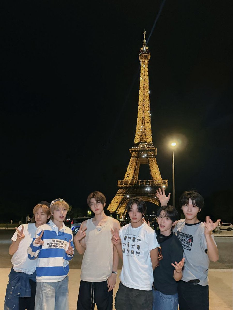 yujshi's tweet photo. Late nights, city lights, and the best company I could ever ask for. 🗼 Running around Paris after hours with the members has to be one of my favorite memories yet. https://t.co/WOnykMmDbM