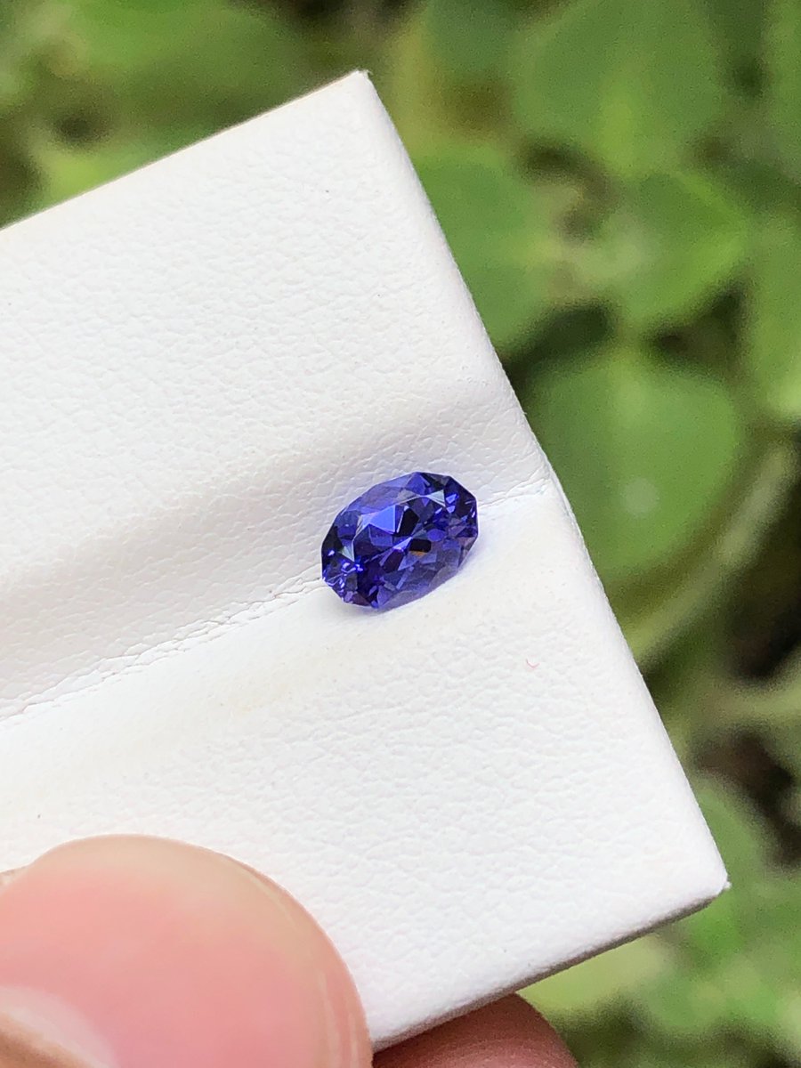 天然タンザナイト 美しい青色 特別なオーバルカット 重量 0.61ct