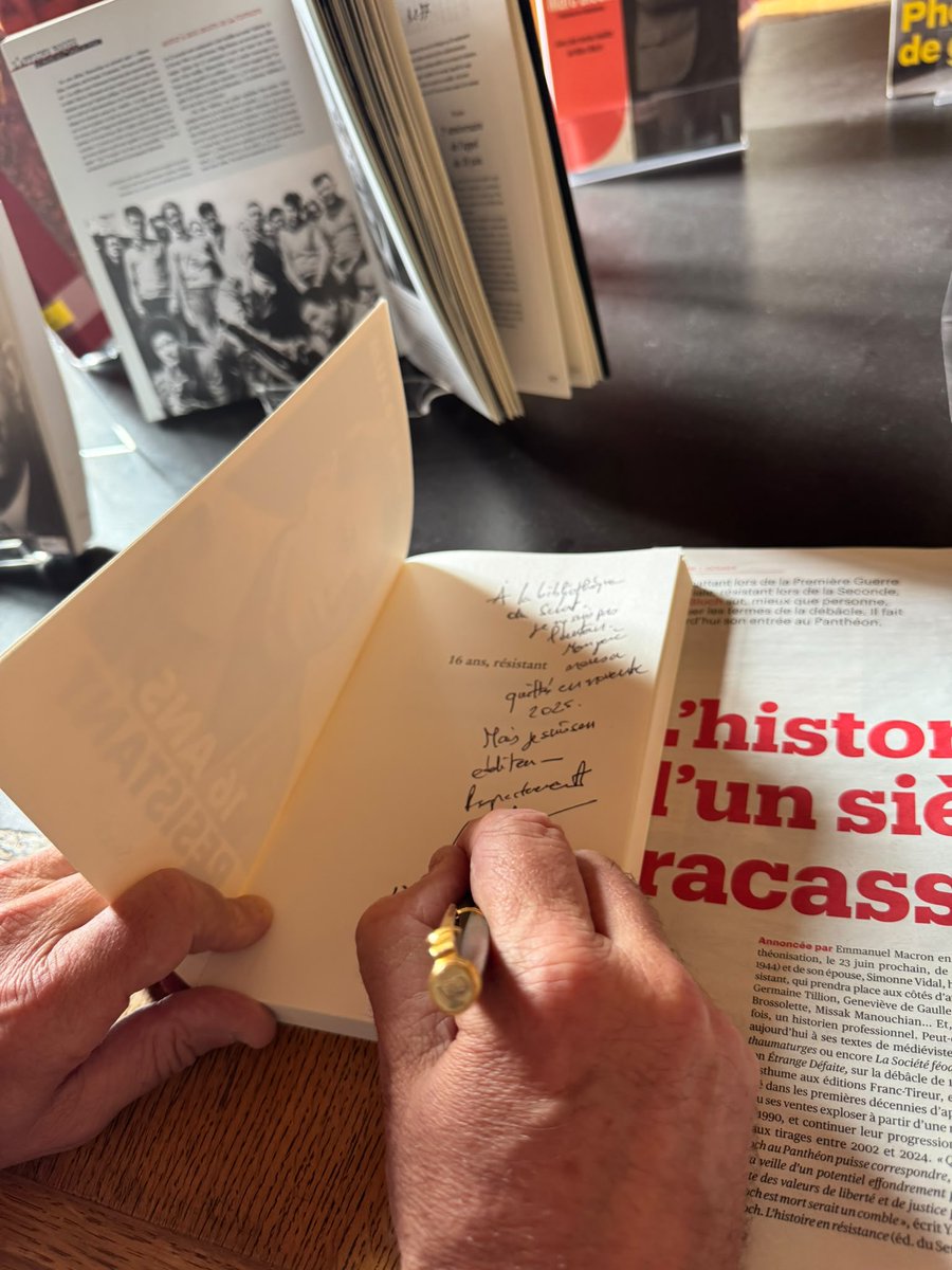 guybirenbaum's tweet photo. Il y a des moments qu’il faut partager largement. J’ai eu la fierté, aujourd’hui, de voir le livre de mon père « 16 ans, résistant » (@EditionsStock/@livredepoche ) et le mien « La vie devant moi » (@Ed_Flammarion) entrer officiellement à la bibliothèque du @Senat.
Je dois cet immense Honneur à la sénatrice @senateur61. 
Qu'elle en soit remerciée au nom de tous les miens. 
Permettre à l’histoire un peu folle de ma famille d’être accessible dans cette institution majeure de notre République n’est pas un petit geste. 
Si quelqu’un avait prédit à mes quatre grands-parents, ces petits juifs, tous partis de Pologne, il y a un peu plus d’un siècle, que leurs parcours, comme ceux de leurs enfants, figureraient dans des livres, dans une telle bibliothèque, ils ne l’auraient jamais cru. 
Les deux itinéraires, celui de l’adolescente cachée, Tauba #akamaman et celui du jeune résistant, Robert/Guy #akapapa, sont désormais présents au cœur de la République. 
Merci pour eux. 
Et une pensée pour tous ceux qui ont perdu la vie pendant ces années terribles. Il n’est pas anodin de dédicacer ces deux livres sous le regard bienveillant de Marc Bloch. #sénat#histoire #resistance