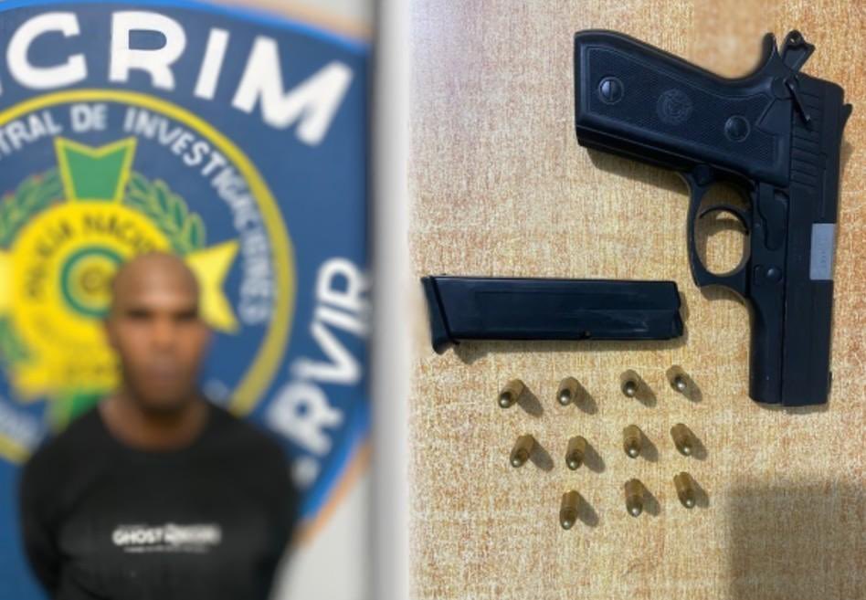 PoliciaRD's tweet photo. Policía Nacional fortalece acciones contra la criminalidad con capturas por homicidio, porte ilegal de armas y robo en operativos realizados en cuatro provincias. 

Las intervenciones permitieron esclarecer un homicidio, ocupar armas de fuego ilegales y arrestar a un presunto responsable de sustraer un arma de fuego.

La Policía Nacional, mediante acciones coordinadas de inteligencia, investigación y prevención desarrolladas en las provincias Montecristi, Santo Domingo, La Vega y Barahona, logró el apresamiento de varios hombres vinculados a distintos hechos delictivos, entre ellos un presunto autor de homicidio, dos personas sorprendidas portando armas de fuego de manera ilegal y un hombre detenido en flagrante delito por la sustracción de una pistola.

En Montecristi, agentes de la División de Investigación (DICRIM) y de la Policía Preventiva capturaron a Lincoln, alias “Lico Piet”, de 48 años, de nacionalidad haitiana, quien era activamente buscado mediante la orden judicial No. RAJ-2026-05882 por su presunta participación en el homicidio de Biee Masso, de aproximadamente 65 años, ocurrido el pasado 14 de abril en el municipio Las Matas de Santa Cruz.

Las investigaciones establecieron que la víctima fue hallada sin vida en el interior de su residencia con múltiples heridas de arma blanca, y que las labores de inteligencia e investigación permitieron identificar y localizar al presunto responsable, con lo que el caso quedó esclarecido.

Mientras, en el municipio de Boca Chica, Santo Domingo, agentes de la Subdirección Regional de Inteligencia (DINTEL), adscritos a la Dirección Regional Santo Domingo Oriental, arrestaron en flagrante delito a David Alcántara Obispo, de 38 años, a quien ocuparon una pistola marca Millennium, calibre 9 milímetros, que portaba sin documentación legal. Al momento de la intervención se desplazaba en una yipeta Ford Explorer, la cual también quedó bajo custodia para los fines correspondientes.

En otra intervención, realizada en la provincia La Vega, miembros policiales detuvieron a Vicente Antonio Marte Camilo, de 35 años, por portar de manera ilegal una pistola marca CZ, modelo P-09, calibre 9 milímetros, además de nueve cápsulas del mismo calibre, sin presentar la documentación exigida por la Ley 631-16 sobre Armas, Municiones y Materiales Relacionados. El detenido fue remitido a la Subdirección Regional de Investigación (DICRIM) para los procedimientos legales.

De igual forma, en Barahona, agentes del DICRIM arrestaron en flagrante delito a Yeison Montero, alias “Chepe”, señalado de sustraer una pistola calibre 9 milímetros del interior de una yipeta Honda CR-V, aprovechando un descuido de su propietario tras un roce entre vehículos ocurrido en el municipio de Paraíso.

Tras recibir la denuncia, los investigadores activaron un operativo de búsqueda e inteligencia que culminó con la captura del presunto responsable en el puesto de chequeo y registro del Cruce de Santa Elena. El detenido será puesto a disposición del Ministerio Público.

📰 Amplíe: https://t.co/BqG3rFG748