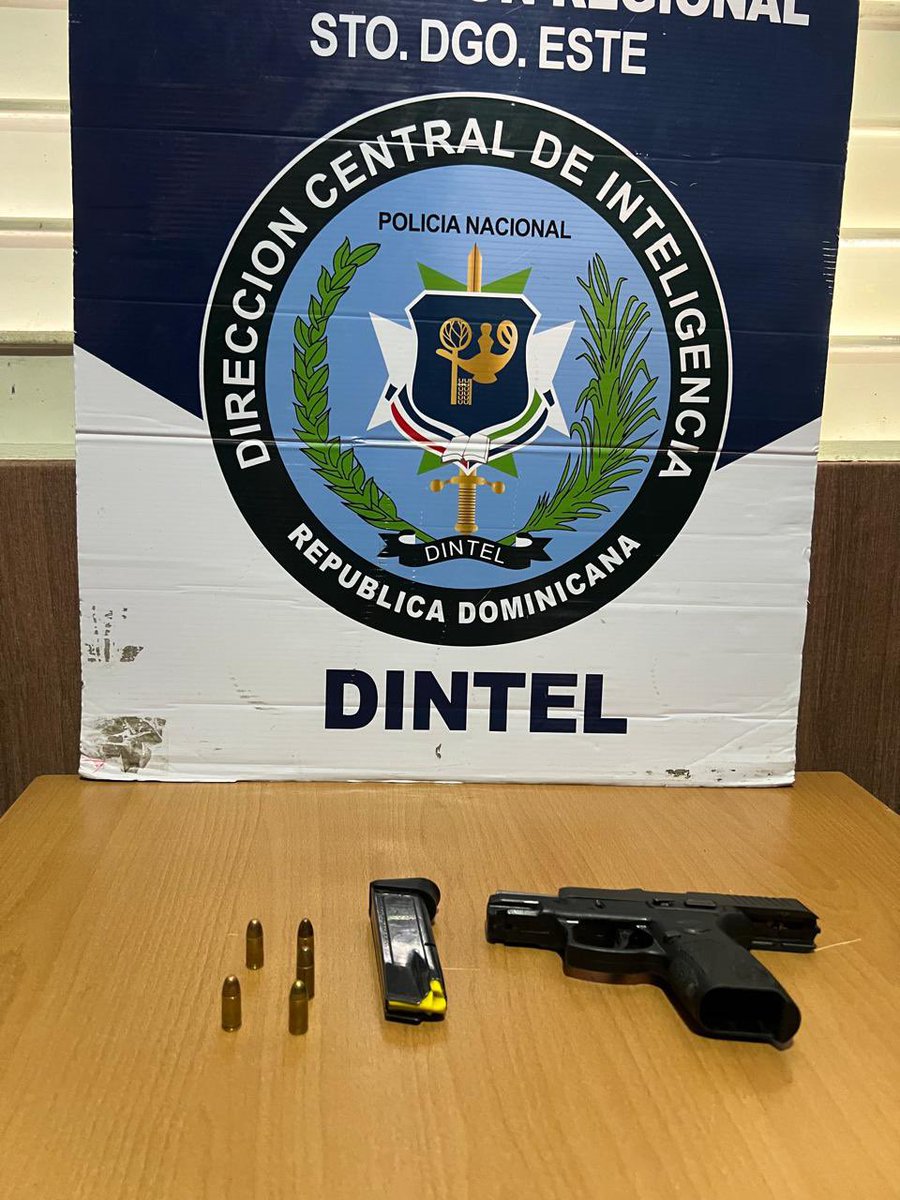 PoliciaRD's tweet photo. Policía Nacional fortalece acciones contra la criminalidad con capturas por homicidio, porte ilegal de armas y robo en operativos realizados en cuatro provincias. 

Las intervenciones permitieron esclarecer un homicidio, ocupar armas de fuego ilegales y arrestar a un presunto responsable de sustraer un arma de fuego.

La Policía Nacional, mediante acciones coordinadas de inteligencia, investigación y prevención desarrolladas en las provincias Montecristi, Santo Domingo, La Vega y Barahona, logró el apresamiento de varios hombres vinculados a distintos hechos delictivos, entre ellos un presunto autor de homicidio, dos personas sorprendidas portando armas de fuego de manera ilegal y un hombre detenido en flagrante delito por la sustracción de una pistola.

En Montecristi, agentes de la División de Investigación (DICRIM) y de la Policía Preventiva capturaron a Lincoln, alias “Lico Piet”, de 48 años, de nacionalidad haitiana, quien era activamente buscado mediante la orden judicial No. RAJ-2026-05882 por su presunta participación en el homicidio de Biee Masso, de aproximadamente 65 años, ocurrido el pasado 14 de abril en el municipio Las Matas de Santa Cruz.

Las investigaciones establecieron que la víctima fue hallada sin vida en el interior de su residencia con múltiples heridas de arma blanca, y que las labores de inteligencia e investigación permitieron identificar y localizar al presunto responsable, con lo que el caso quedó esclarecido.

Mientras, en el municipio de Boca Chica, Santo Domingo, agentes de la Subdirección Regional de Inteligencia (DINTEL), adscritos a la Dirección Regional Santo Domingo Oriental, arrestaron en flagrante delito a David Alcántara Obispo, de 38 años, a quien ocuparon una pistola marca Millennium, calibre 9 milímetros, que portaba sin documentación legal. Al momento de la intervención se desplazaba en una yipeta Ford Explorer, la cual también quedó bajo custodia para los fines correspondientes.

En otra intervención, realizada en la provincia La Vega, miembros policiales detuvieron a Vicente Antonio Marte Camilo, de 35 años, por portar de manera ilegal una pistola marca CZ, modelo P-09, calibre 9 milímetros, además de nueve cápsulas del mismo calibre, sin presentar la documentación exigida por la Ley 631-16 sobre Armas, Municiones y Materiales Relacionados. El detenido fue remitido a la Subdirección Regional de Investigación (DICRIM) para los procedimientos legales.

De igual forma, en Barahona, agentes del DICRIM arrestaron en flagrante delito a Yeison Montero, alias “Chepe”, señalado de sustraer una pistola calibre 9 milímetros del interior de una yipeta Honda CR-V, aprovechando un descuido de su propietario tras un roce entre vehículos ocurrido en el municipio de Paraíso.

Tras recibir la denuncia, los investigadores activaron un operativo de búsqueda e inteligencia que culminó con la captura del presunto responsable en el puesto de chequeo y registro del Cruce de Santa Elena. El detenido será puesto a disposición del Ministerio Público.

📰 Amplíe: https://t.co/BqG3rFG748
