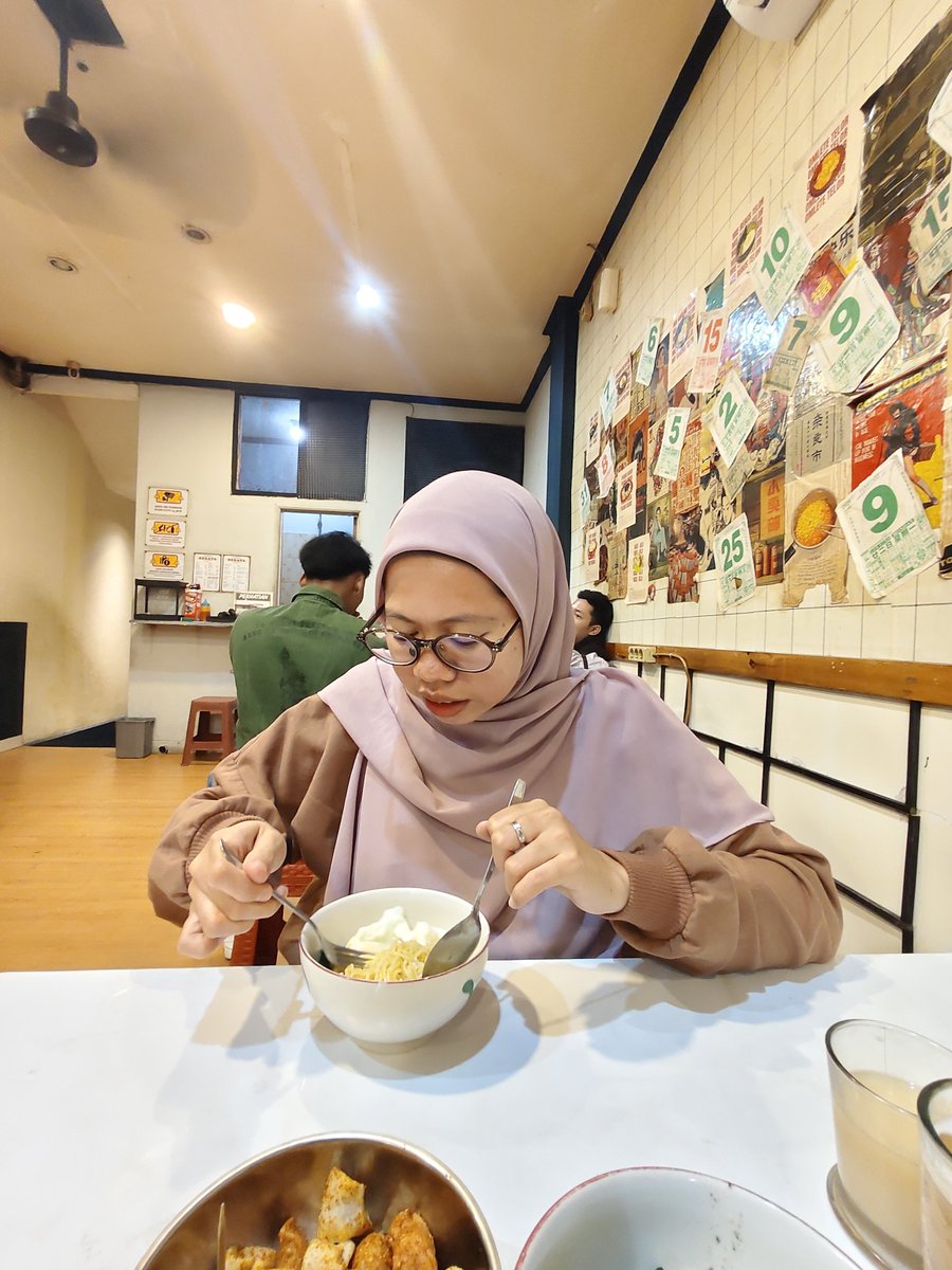 yyyavocado's tweet photo. abis makan Bebek padahal, diajak nge–mie diwarkopp kok ngga nolak. Dasar aku https://t.co/hwqWl7L0Sh