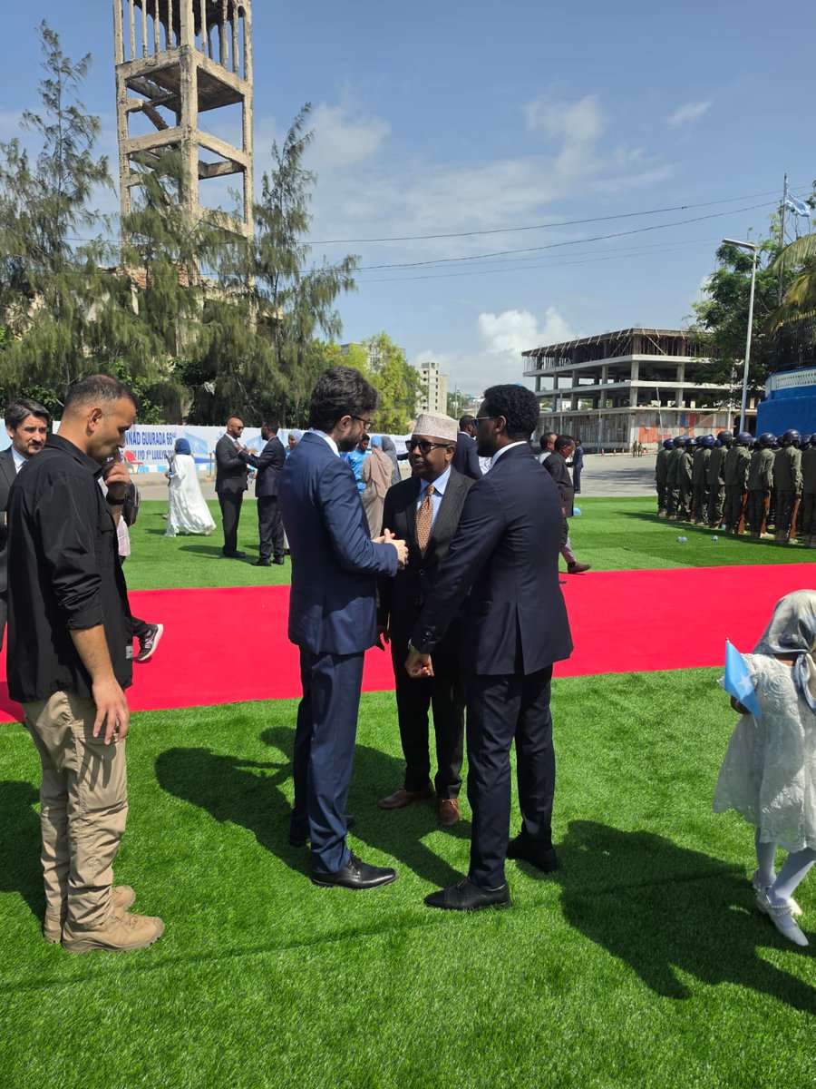 TC_MogadisuBE's tweet photo. Somali Milli Günü münasebetiyle düzenlenen törene katıldık.

Dost ve kardeş Somali’nin bağımsızlığının 66. yıldönümünü en içten dileklerimizle kutluyoruz. 🇹🇷🤝🇸🇴 https://t.co/s2BVXQyXi3
