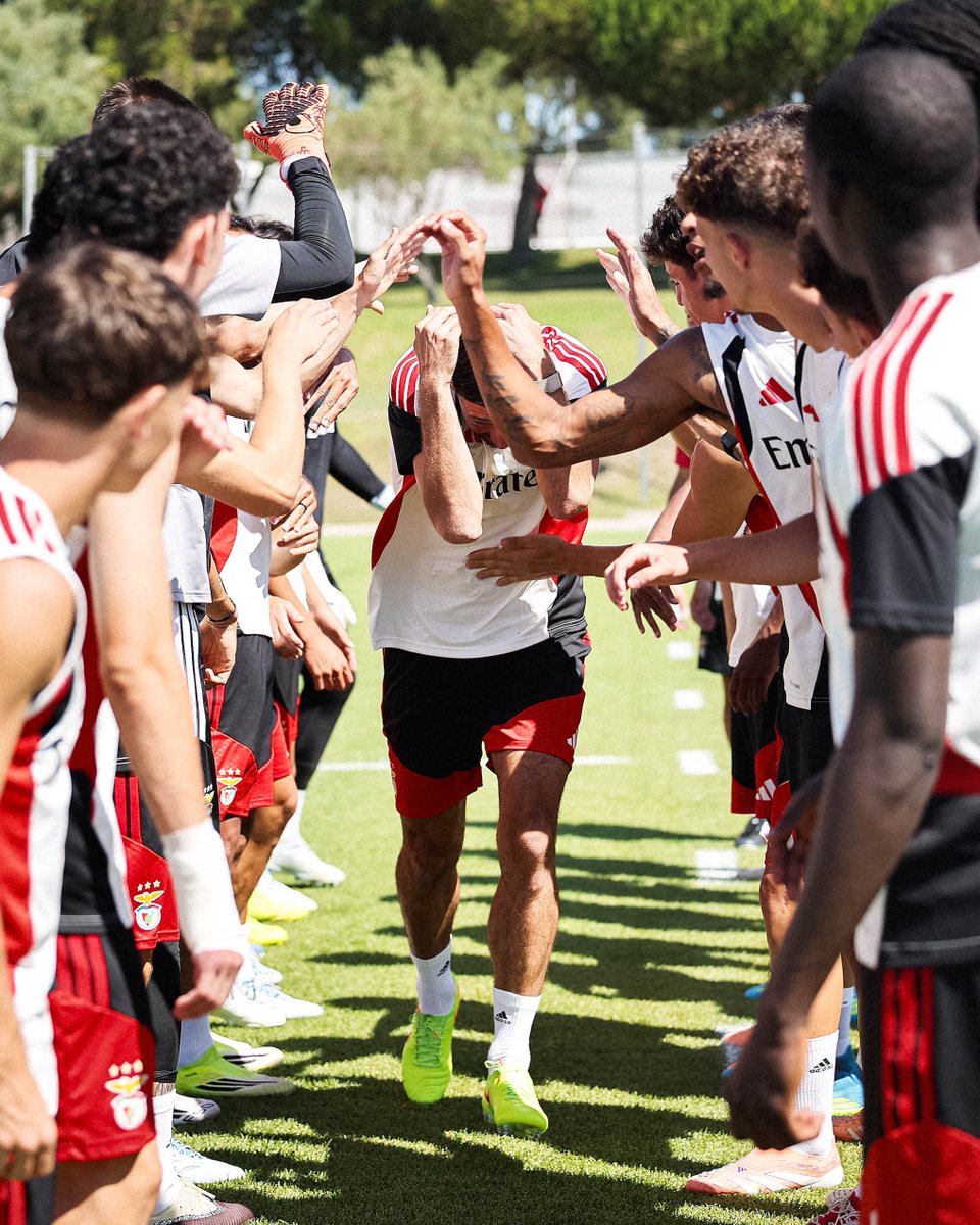 SLBenfica's tweet photo. Bem-vindo, Clément! 😁👋 https://t.co/ZCxYCdD36r