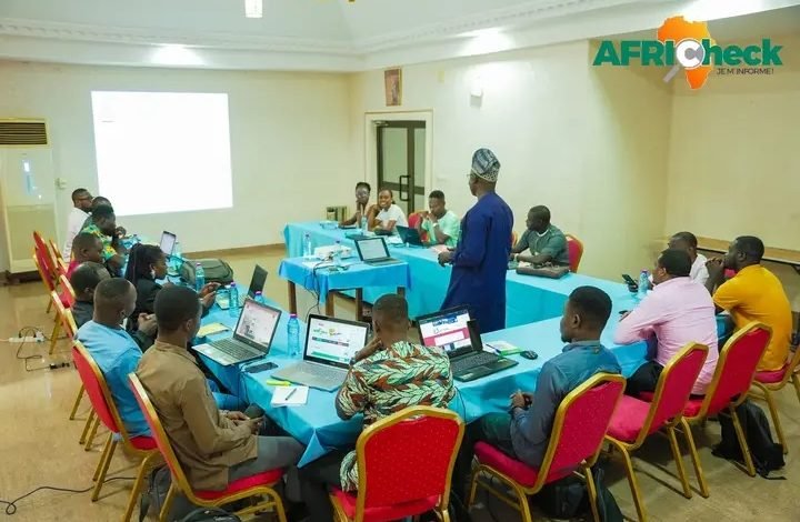 Francis_Sename's tweet photo. Face à la prolifération des #faussesinformations sur les réseaux sociaux, AfriCheck forme des journalistes togolais au fact-checking. 2 jours d'apprentissage sur vérification d'images, vidéos et la crédibilité des sources.
#Togo #Journalisme #AfriCheck #RéseauxSociaux https://t.co/EwMnIg8cHf